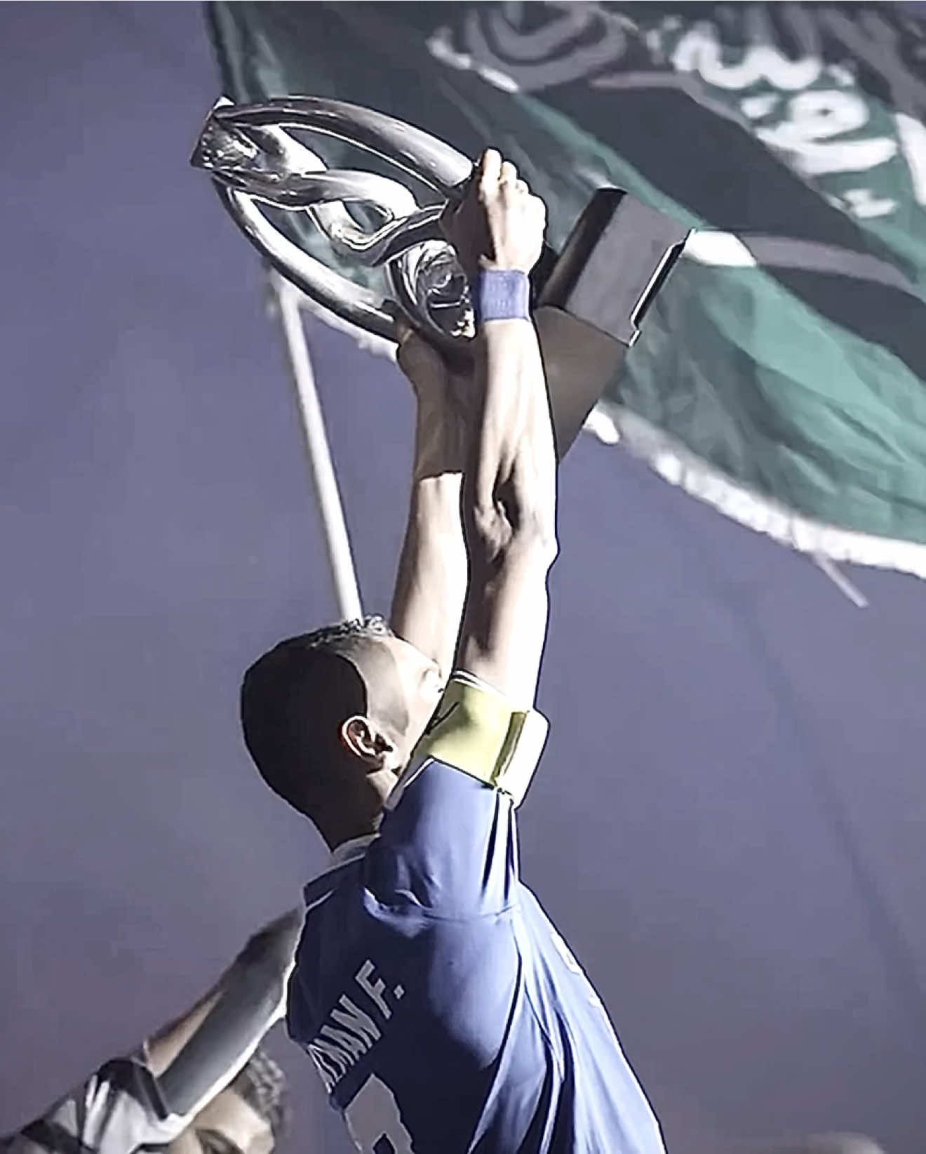 لا ارتجي مالا ولا اطلب غناه، فالهلال ذهبي والباقي سفاه في حبه وجدت العز ومناه، مجده سما، والباقي تحت خطاه #الهلال #alhilal #explore #fyp #اكسبلور 