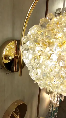 ✨ Sofisticação que brilha no seu ambiente! Essa arandela dourada com cristal 💎 é a escolha perfeita para deixar sua decoração ainda mais elegante. Ideal para salas, quartos, lavabos e corredores! 📏 13x20cm | 💡 Soquete G9 | ⚡ Bivolt 💛 Acabamento dourado 💠 Cristal transparente que reflete a luz com charme 📲 Fale com a gente e garanta a sua! 📞 (11) 93722-2310 💬 Curta, comente, compartilhe e marque alguém que ama decoração de bom gosto! 🛋️✨ #Arandela #Decoração #Iluminação #LuzComEstilo #CasaChique 