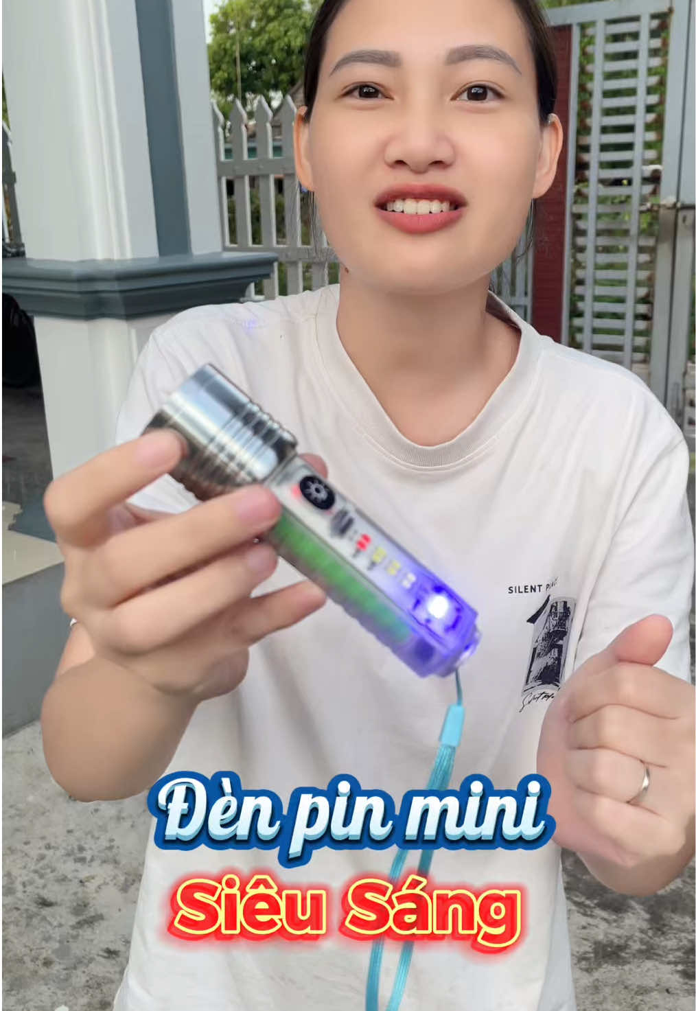Đèn pin cầm tay mini siêu sáng #xuhuong #denpinmini #denpincamtay 