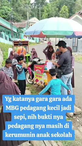 mungkin yg bikin vidio jualan nya sepi anak anak nya pada masuk sekolah