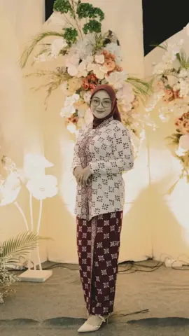 haaaiii aku yaya, calon istri masa depan kamu 🌈🫀🧠 Kita adalah dua manusia yang membawa sifat dan karakter juga lingkungan yang berbeda sejak kecil. Nanti kita sama sama belajar untuk saling memaafkan, mendukung, dan menguatkan yaa. Kita terus mengenggam jangan pernah melepaskan satu sama lain, karna diluar sana banyak yg lebih dr indah dari aku ataupun kamu ❤️🫂 #fyp #lovestory #masadepanmu #istriidaman 