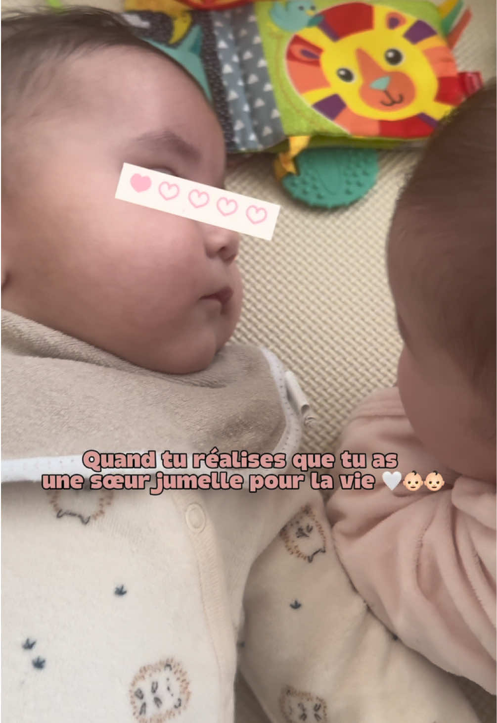 Deux petits cœurs, une seule histoire 💞 #jumeaux #baby #pourtoi #fyp #bebe2025 