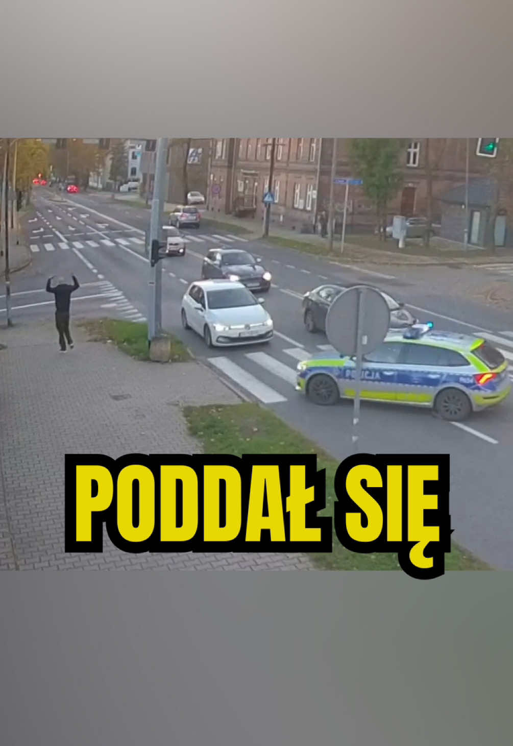 🚔 Pieszy poddał się po przejściu na czerwonym świetle na oczach policji 🙅‍♂️ #slaskie #slask #rudaslaska #policja #piracidrogowi 