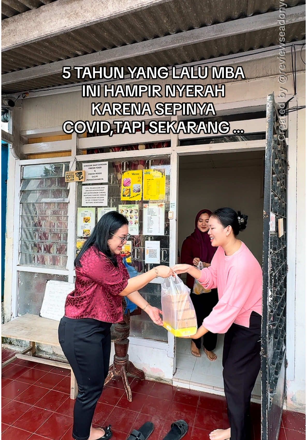 <RAJO-nyo PISANG DI PALEMBANG> dulu mba nya hampir nyerah karena sepi nya covid, tapi skrng malah udh punya 7 karyawan🥹 @Rajo_Pisang  . Di ojol jujur rameee bgttt, udah ada di shopeefood, grab sm gojek. Tiap menit bunyi terusss ada orderan online. Dishopeefood lagi ada diskon 60% pulaaa ketik aja “RAJO PISANG” . 📍Lokasi : Jl Musi 6 (Komplek Wayhitam) begitu masuk gerbang komplek langsung belok kiri terus lurus aja dikit rumah produksinya di sebelah kiri  . #pisang #pisanggoreng #pisanggorengcrispy #pisanggreentea #pisangcoklatkeju #pisangcoklat #pisangcrispy 