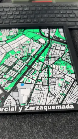 📍 Así diseño e imprimo un mapa 3D personalizado Desde el primer trazo en digital hasta el último milímetro impreso, cada mapa es único y tiene una historia detrás. Ya sea por el lugar donde creciste, donde empezaste algo nuevo, o simplemente un rincón que quieres tener siempre cerca… este tipo de piezas hacen que un trozo de ciudad se convierta en arte. 🖨️ Impreso en 3D con relieve real, precisión y un toque muy personal. 💬 ¿Qué zona te gustaría que hiciéramos en 3D? Cuéntamelo en los comentarios o escríbeme para hacer el tuyo. #Mapa3D #Impresión3D #Diseño3D #ArteUrbano #Regalo