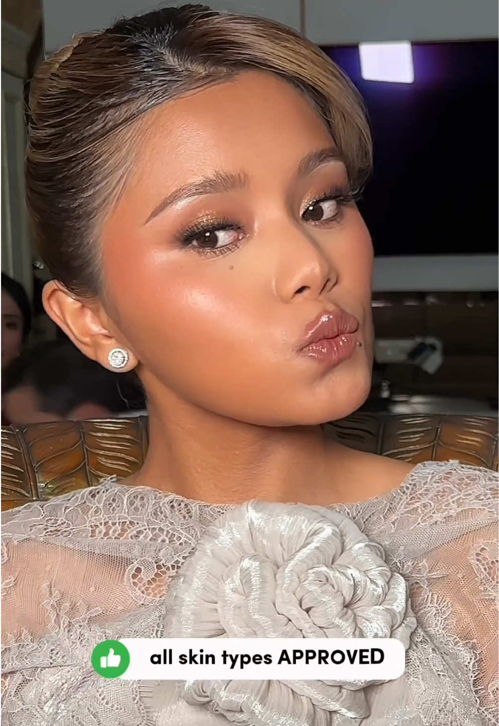 Light as air, smooth as filter 😍 Powder-nya ngebantu control oil tanpa bikin wajah kaku kaya kanebo, hasilnya soft matte, pori-pori langsung blur #muaapproved 