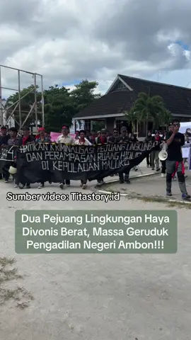 📍Ambon, Maluku — Dua Anak Negeri Haya Divonis Berat Suasana di depan Pengadilan Negeri Ambon memanas. Puluhan warga dan mahasiswa berteriak histeris ketika hakim menjatuhkan vonis 8 tahun penjara untuk Husain Mahulauw dan 3 tahun 6 bulan untuk Ardi Tuahaan — dua pemuda adat yang selama ini dikenal sebagai penjaga tanah dan lingkungan di Negeri Haya, Maluku Tengah. Mereka bukan perusuh. Mereka berdiri di barisan depan melawan tambang PT Waragonda Minerals Pratama, yang dianggap mengancam tanah adat dan sumber air warga. Tapi apa yang mereka terima? Kriminalisasi. Saksi kunci tak pernah dihadirkan. Bukti lemah. Tapi dua anak muda itu dijebloskan ke penjara atas dasar keterangan orang perusahaan. “Negara lagi-lagi berpihak pada modal,” teriak massa aksi di depan pengadilan. 💬 “Kami tidak akan diam. Ini bukan sekadar kasus hukum — ini soal keberanian melawan ketidakadilan,” ujar salah satu aktivis Aliansi Baku Jaga Tanah. ➡️ Ardi dan Husain kini menunggu keadilan di tingkat banding. Tapi yang sesungguhnya ditunggu rakyat Haya adalah: kapan hukum berpihak pada rakyat kecil, bukan pada korporasi? #SaveHaya #BakuJagaTanah #MalukuMelawan #PejuangLingkungan #StopKriminalisasiAktivis 