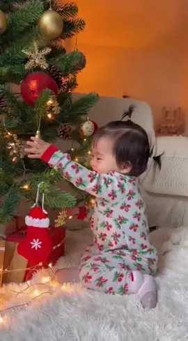 Em bé của mẹ đón noel sớm. Cô chú sắm đồ decor noel thì vào giỏ hàng nhà con nhé! #noel2025 #merrychristmas #xuhuongtiktok #trangtrigiangsinh #trending 