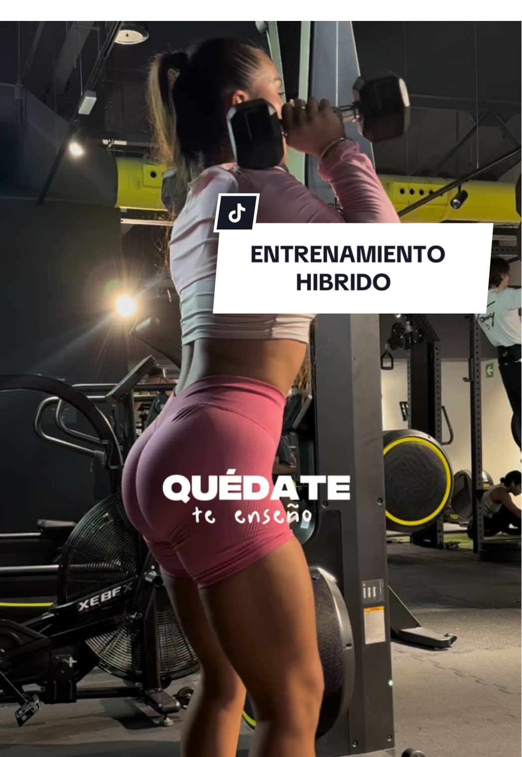 Combinar fuerza y cardio no es tan sencillo, te dejo aquí algunos tips para que lo hagas con cabeza 😙 Además te doy una idea de entrenamiento tipo Hyrox:  Bloque 1: 15x DB thrusters 15x Devil press Bloque 2: Max mt Row Bloque 3:  15x DB flor press 30x dB situps Bloque 4:  Max mt skierg  3’ x bloque x 3 rounds :) mortal jajaja #gymworkout #cardio #cardioworkout #hyroxworkout #hibrido 