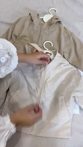 Ra ngoài các mom nhớ khoác thêm áo giữ ấm cho các con nha #aokhoacgiochobe #aokhoacgiochobegai #aokhoacgiochobetrai #aokhoacgiochongnuoc #aokhoacthudongchobe 
