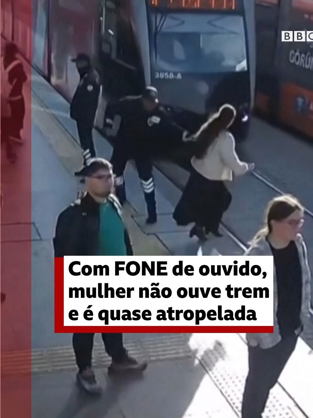 Momento tenso 🚈🎧 Um segurança evitou um grave acidente ao puxar uma mulher distraída que quase foi atingida por um trem em Kayseri, na Turquia. Imagens divulgadas pelas autoridades locais mostram a passageira usando fones de ouvido e atravessando sem perceber a aproximação do veículo. A prefeitura de Kayseri alertou que o uso de fones pode impedir que pedestres ouçam sons ao redor. Confira no vídeo. #BBCNewsBrasil #TikTokNotícias #trem #acidente #Turquia #fone