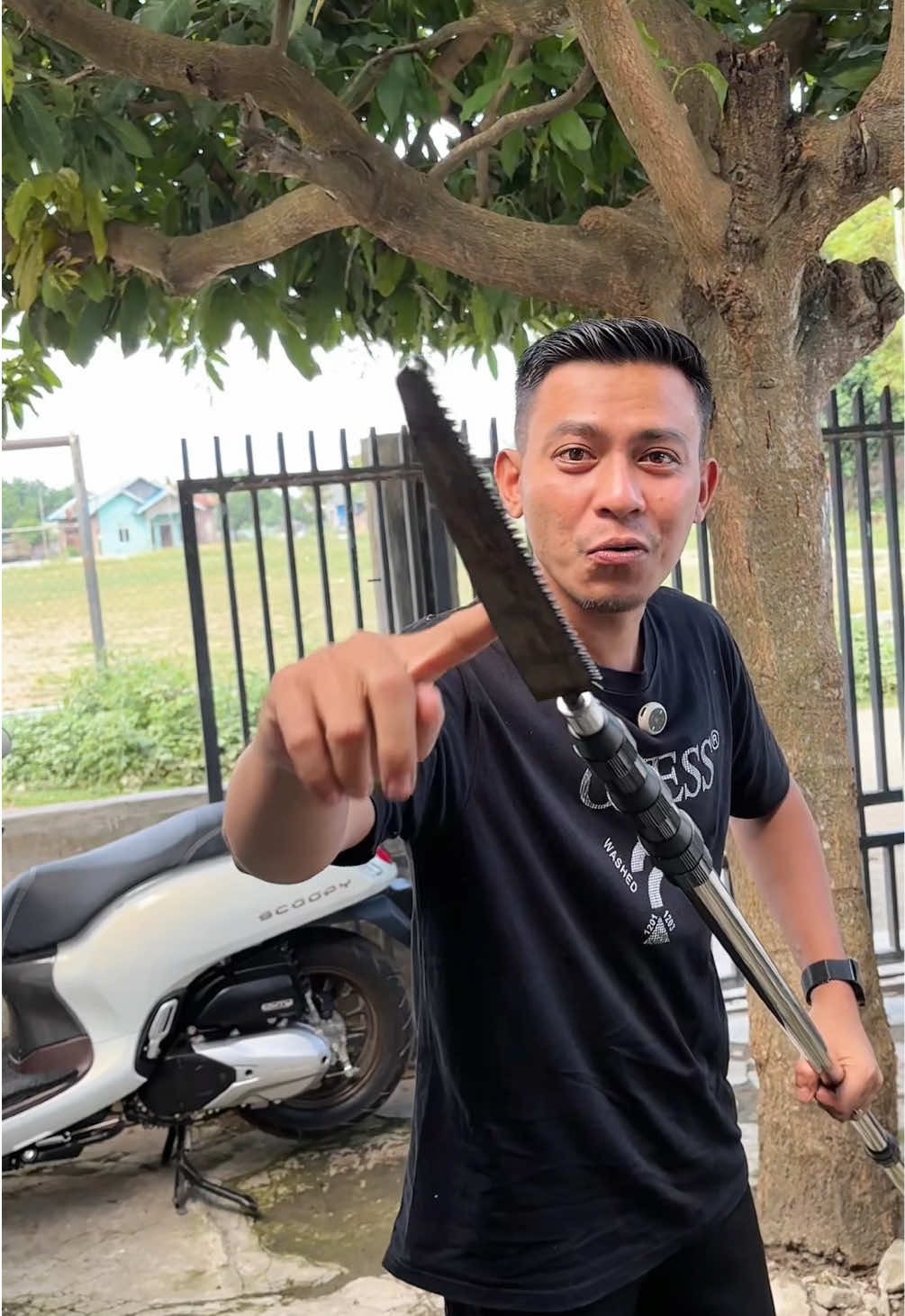 Tongkat teleskopit bisa untuk motong dahan tampa perlu manjat bisa juga untuk metik buah, panjang nya sampai 6 meter  #tongkatteleskopik #galah #tongkatmultifungsi 