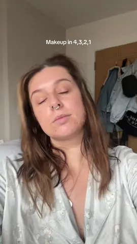 And just like that I’m ready for the day 😂😂 if only it was that easy! Full face of @VIEVE as always x #makeuptransition #makeupoftheday 