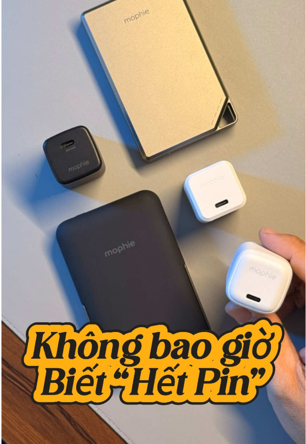 Tốn tiền mua điện thoại xịn rồi . Thì phải sử dụng đồ sạc uy tín nè .  #mophie #sacduphong #sacduphongkhongday #cusacnhanh #iphone17