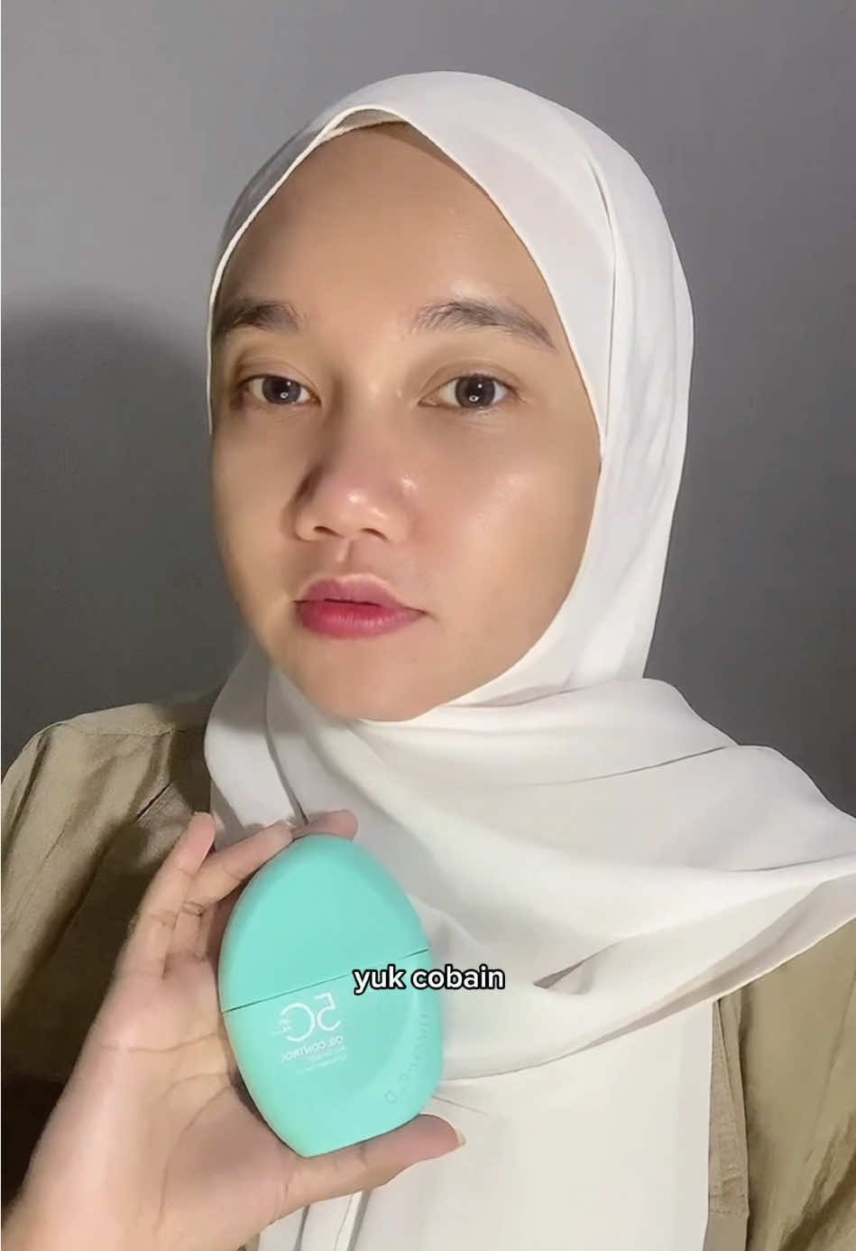 Sunscreen seringan udara tapi proteksinya maksimal! Wardah UV Shield Airy Smooth Sunscreen Serum — SPF 50 PA++++ yang nggak lengket, cepat meresap, dan bikin kulit tetap halus seharian 💛 Cocok buat semua jenis kulit, terutama yang berminyak✨   @Wardah Beauty Official  #SunscreenRinganTransparan #SunscreenViral #WardahSunscreen #WardahSOTYReview #sunscreenairykerang 