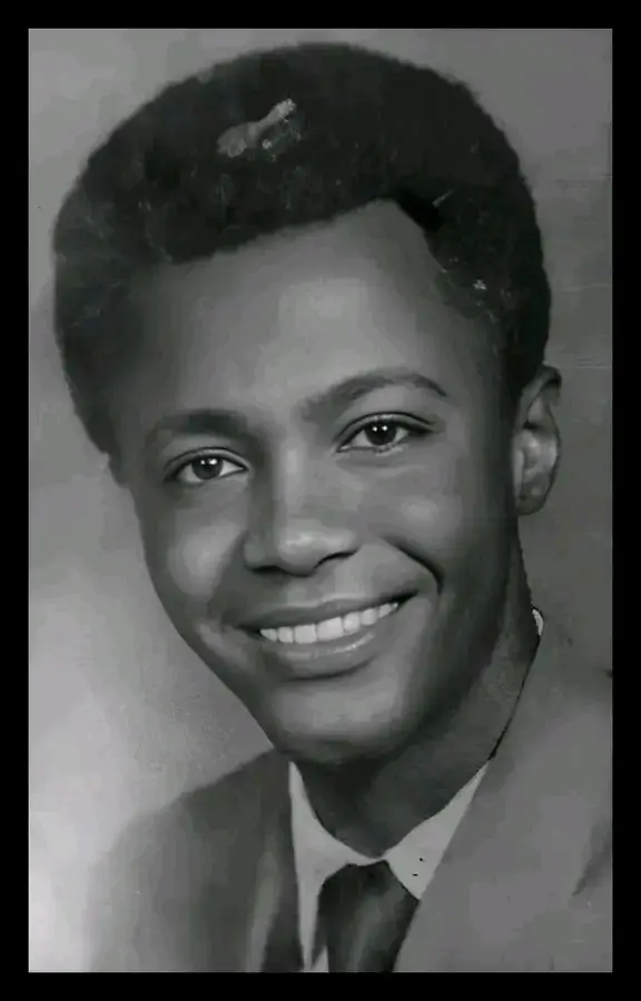 قصة اغنية في رمشة عين الراحل زيدان ابراهيم تغني باغنية (في رمشة عين)  في لقاء صحافي أجري معه قبل سنوات قال العندليب الأسمر زيدان إبراهيم رحمة الله عليه: أغنية (في رمشة عين) أهدتني إياها شاعرة سودانية، من أسرة كريمة، وطلبت مني عدم ذكر اسمها، وألا أبوح بسرها، وأنا أحترم رغبتها ولن أبوح باسمها وسرها رغم رحيلها عن دنيانا الفانية. رحلت الشاعرة، ولم يخن زيدان الأمانة، ومات بسرها، وبقيت الأغنية الجميلة يتيمة الأبوين، بعد أن رحلت شاعرتها وتبعها ملحنها ومؤديها الذي ترنم بها وخلد بها اسمه في تاريخ الفن السوداني هناي وسعدك وأحلام وليالي راحت من بعدك وطواها خيالي بتعذب دايماً وأيامي وخوالي  في رمشة عين بعدوك يا حنين باقات وأزاهر تحكي لي عنك وشعاع من نور من روحك منك هناي وسعدك وأحلام وليالي راحت من بعدك وطواها خيالي بتعذب دايماً وأيامي وخوالي  في رمشة عين بعدوك يا حنين باقات وأزاهر تحكي لي عنك وشعاع من نور من روحك منك مشتاق وبقول يمكن أظنك  في رمشة عين بتعود يا حنين جنة أحلامنا أهديته ورودي وسقيت عواطفي ورعيته بإيدي والذكرى الغاليه حبي وعهودي  في رمشة عين ضاعت يا حنين ضيعت شبابي بحلم بي قربك ونورت شموعي كم مرة لي حبك يا ريت يتهنا قلبي وقلبك في رمشة عين يا ريت يا حنين مشتاق وبقول يمكن أظنك  في رمشة عين بتعود يا حنين جنة أحلامنا أهديته ورودي وسقيت عواطفي ورعيته بإيدي والذكرى الغاليه حبي وعهودي  في رمشة عين ضاعت يا حنين ضيعت شبابي بحلم بي قربك ونورت شموعي كم مرة لي حبك يا ريت يتهنا قلبي وقلبك في رمشة عين يا ريت يا حنين