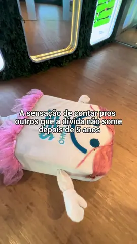 Me esquece Sê, já passou 5 anos... Amor, o que você não sabe é que mesmo depois de 5 anos, a dívida ainda existe e pode sim ser cobrada extrajudicialmente. Ela só não pode mais negativar o seu CPF!  E mais: ainda pode atrapalhar em conseguir crédito com a empresa da origem da dívida. Então, quem some é só aquela pessoa que te deu um lovebombing, rs. Mas ainda bem que tem o Serasa Limpa nome, né? #Serasa #Humor #DividaPrescrita #MitosEVerda