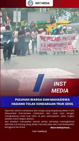 PULUHAN WARGA DAN MAHASISWA HADANG TOLAK KENDARAAN TRUK ODOL Sejumlah aliansi mahasiswa dan warga yang tergabung dalam Front Masyarakat Kramatwatu melakukan aksi unjuk rasa dengan menghadang mobil truk ODOL di jalur perempatan Jalan Lingkar Selatan, Kota Cilegon, Banten. Aksi tersebut merupakan bentuk protes terhadap meningkatnya aktivitas truk barang yang dinilai merusak jalan dan membahayakan pengguna lalu lintas. #demo #truk #cilegon #2025 #fyp 