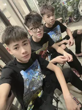 cô ấy mắt ướt lệ nhoà