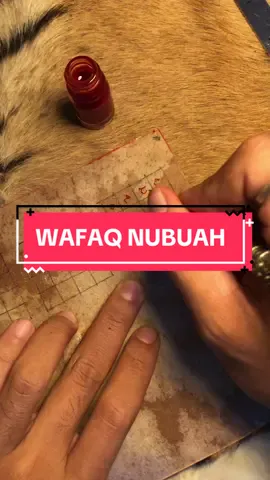 Wafaq nubuah ini diambil dari nama baginda nabi. Sekilas tampak simple dan gampang. Tapi banyak sekali syarat serta asma’ saat membuatnya. Ditulis diatas kulit kijang. Dengan tinta Zafron. InshaAllah Fadhilahnya: 1. Kewibawaan disegani oleh manusia dzalim. 2. Jika diikatkan pada hewan ternak maka tidak ada hewan buas yang akan memangsanya. 3. Perlindungan ghoib dari jin fasik yang mau mencelakakan. 4. Aman dari gangguan musuh. 5. Manusia yang memiliki sifat iri dan dengki akan tunduk. Dll. Di bawa dengan adab yang baik. #lapallawa #ilmuhikmah #fyp #foryou #foryoupage 