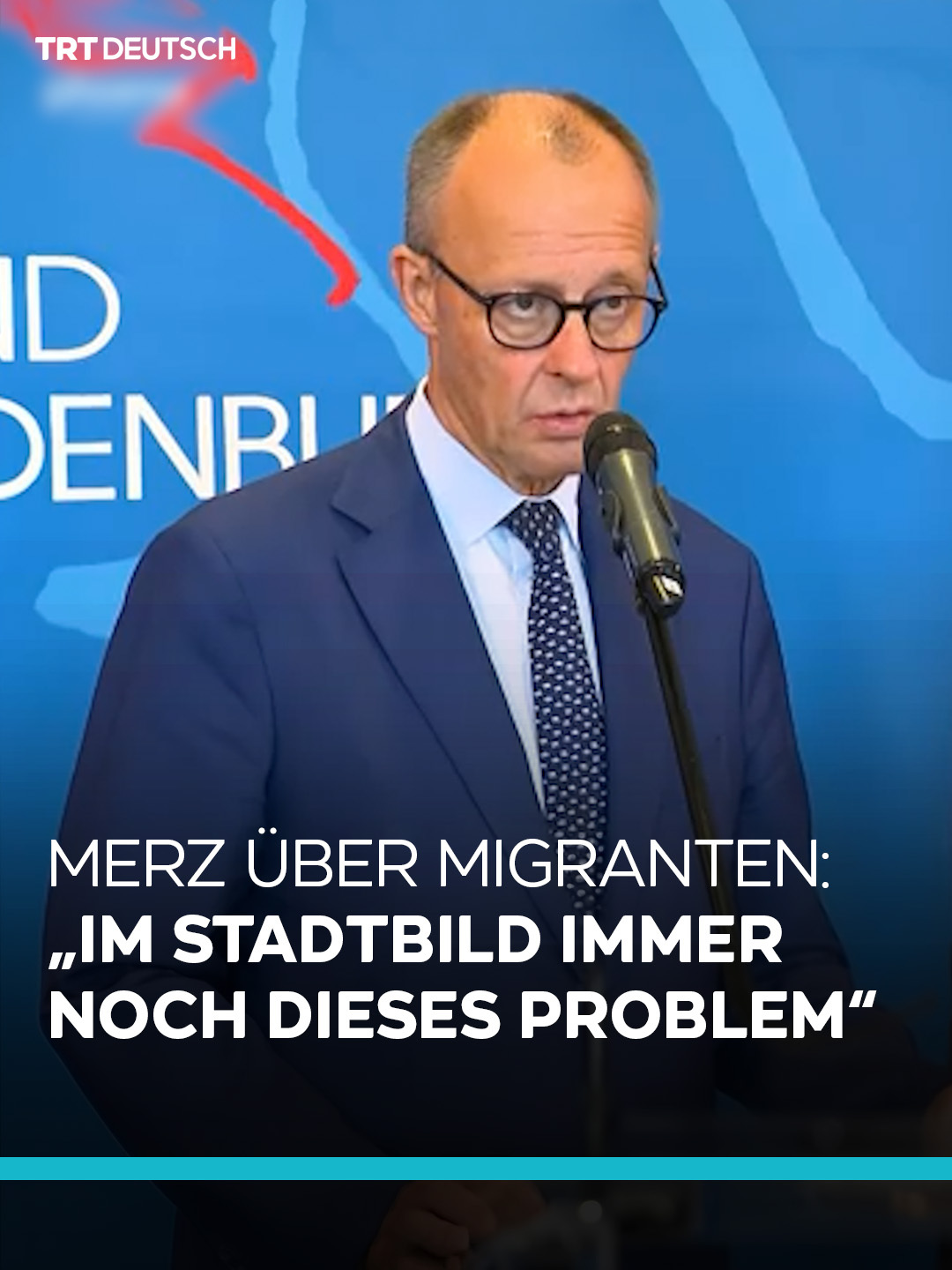 „Und bei der Migration sind wir sehr weit. (...) Aber wir haben natürlich im Stadtbild immer noch dieses Problem.“ – Mit diesen Worten hat Bundeskanzler Friedrich Merz am Dienstag bei einer Pressekonferenz in Brandenburg auf die Frage eines Journalisten zu den steigenden Wählerstimmen der AfD reagiert. Die Äußerungen von Merz sorgten im Netz für Empörung. Viele User in Deutschland warfen ihm eine rassistische Wortwahl vor. Auch Grünen-Chef Felix Banaszak zeigte sich entrüstet. Gegenüber der Deutschen Presse-Agentur sagte er: „Wenn der Bundeskanzler von einem Stadtbild auf die Notwendigkeit weiterer Abschiebungen schließt, dann sendet er ein fatales Signal.“ Das sei respektlos, gefährlich und „eines Kanzlers unwürdig“. „Sie stellen infrage, ob Menschen mit Migrationsgeschichte in Deutschland wirklich dazugehören – selbst wenn sie hier geboren sind, hier leben, hier arbeiten, hier Steuern zahlen. Friedrich Merz sollte die Menschen um Entschuldigung bitten“, forderte er. Erst vor wenigen Wochen hatte CSU-Chef Markus Söder in einem Interview gesagt, das „Stadtbild“ müsse sich „wieder verändern“, und in diesem Zusammenhang von „mehr Rückführungen“ gesprochen. In Gelsenkirchen warb die AfD beim Kommunalwahlkampf „für eine saubere Heimat mit einem gepflegten Stadtbild“. Die albanischstämmige AfD-Landtagsabgeordnete Enxhi Seli-Zacharias forderte dort, arabische Ladenschilder aus der Innenstadt zu verbannen.