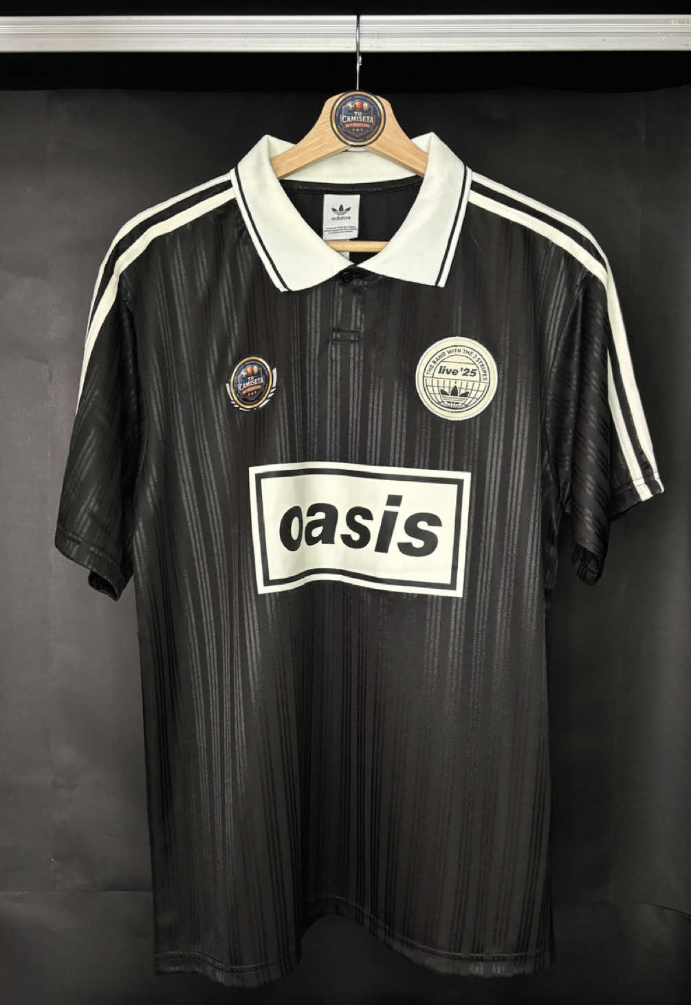 🖤🎸 Oasis x Adidas. Dos leyendas británicas, una sola camiseta. Minimalista, elegante y con la esencia del rock inglés. 📦 Disponible en Colombia. 🚚 Envíos a todo el país. 📲 Escríbeme al WhatsApp ( en la bio) y consigue esta joya antes de que se agote. #Oasis #AdidasOriginals #CamisetasRetro #colombia #RockStyle