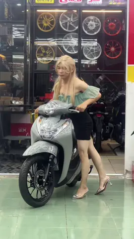 nay hết nữ quay video rồi .  mới mướn bé này 😁 Sh mode cbs sơn màu xám ạ ! #rewiew #shmode #domini 