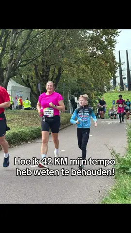 Tips voor een marathon: een goede voorbereiding, een niet te snelle start maar vooral een strak voedingsplan hebben mij afgelopen zondag “laten vliegen”. Mijn benen voelden sterk, ik had meer dan genoeg energie en ben de man met de hamer niet tegen gekomen. Als je je lichaam voorziet van energie, dan kan het doodblijven gaan! Het heeft mij geholpen om de gelletjes te combineren met drinkbare koolhydraten! #marathon #marathontips #Running #runtok #runningmotivation  