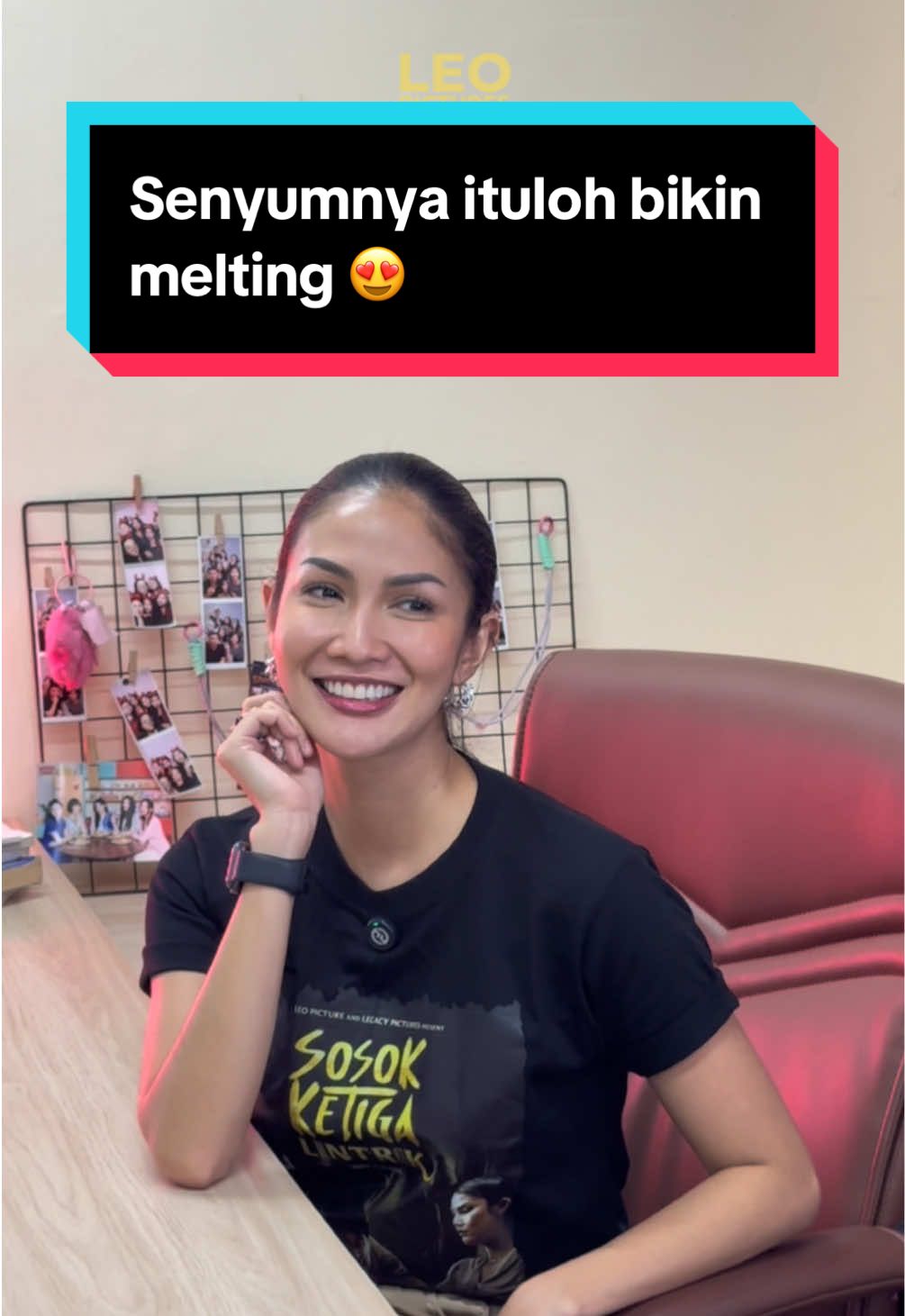 Anggun, lembut, tapi tatapannya bisa bikin hati berhenti sesaat. Aulia Sarah, seindah namanya, semanis senyumnya. ✨ 🎬Sosok Ketiga : Lintrik, tayang 6 November 2025 di bioskop #SosokKetigaLintrik #FilmSosokKetigaLintrik #LeoPictures #AuliaSarah #TikTokTainment 