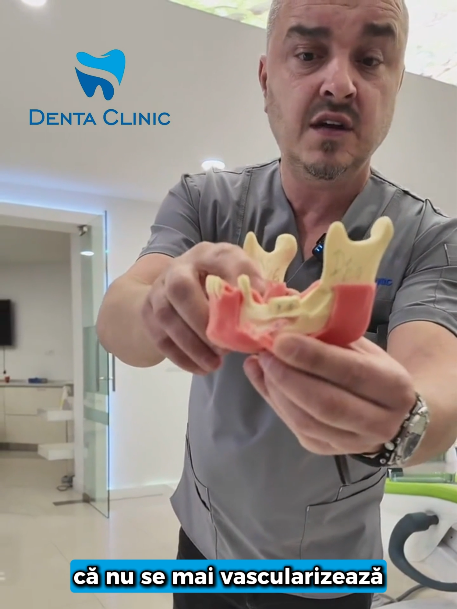 🦷 Ce trebuie să respecți după o adiție de os? Operația de adiție de os este un pas important pentru reabilitarea dentară, iar rezultatul depinde mult și de tine. După intervenție: ❌ Nu consuma alimente foarte reci sau foarte fierbinți. ❌ Evită alimentele dure (pâine uscată, nuci etc.). ⚠️ Dacă ai avut un bloc osos, ține cont că acesta este fixat cu șurubele și are nevoie de protecție maximă – orice traumă mecanică îi poate afecta stabilitatea. ✅ Spală-te pe dinți din a doua zi, cu o periuță soft 🪥 și mișcări delicate. 🚭 Nu fuma – fumul și căldura pot împiedica vascularizarea și prinderea corectă a osului. 👉 Respectând aceste reguli simple, ajuți la integrarea corectă a adiției și crești șansele ca tratamentul să fie un succes pe termen lung. ________________________________________ 📲 Descarcă Aplicația Denta Suport (iOS & Android) pentru ghidare pas cu pas după tratamente și acces direct la echipa noastră: 👉 dentasuport.ro 🔗 Linkuri utile: 👥 Grup pacienți: facebook.com/groups/240577866975450 ⭐ Testimoniale: shorturl.at/iCp4M 📌 Resurse complete: linktr.ee/dentaclinic.vl 📍 Denta Clinic – Calea București 193A, Râmnicu Vâlcea 📞 WhatsApp: +40 761 233 220 #DentaClinic #DentaSuport #ImplanturiDentare #SanatateOrala #AditieDeOs #ZambetFix