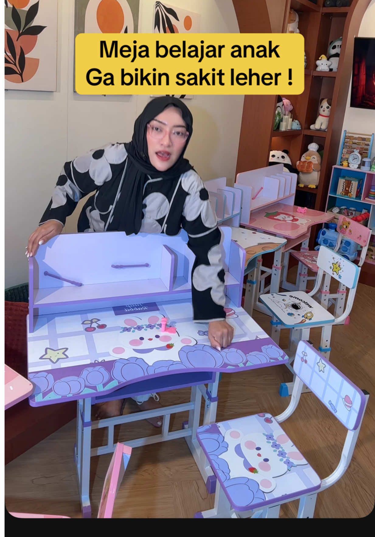 Meja belajar anak ini bukan cuma lucu tapi juga ergonomis! 🥰 Nggak bikin leher dan punggung pegal, plus ada pilihan karakter cewek & cowok. Anak yang tadinya malas belajar, sekarang auto semangat tiap duduk di mejanya! 💖📚✨. . #mejabelajaranak #mejabelajar #gajiansale #promoguncang1010 #modalkontendoang 