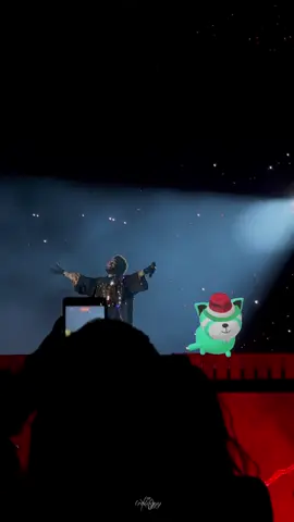 oxcy takes the stage again with the weeknd for another performance 💚 || happy thursday guys!!! i used my own personal concert video back in august for this tiktok im crying || @The Weeknd #fyp #theweeknd #theweekndconcert #oxcy #afterhourstildawnstadiumtour 