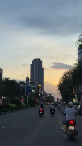 Bởi vì bạn thích một mình, vậy nên bạn nghĩ bản thân mình có tính cách hướng nội, nhưng trên thực tế, chỉ là nội tâm bạn thuộc kiểu bình an.  Bạn sẽ là người hướng ngoại khi ở cạnh những người mang đến cho bạn sự bình yên.. #anh_ăn_cơm_chưa🌻 #cầnthơ #viraltiktok #đườngphố #hoànghôn 