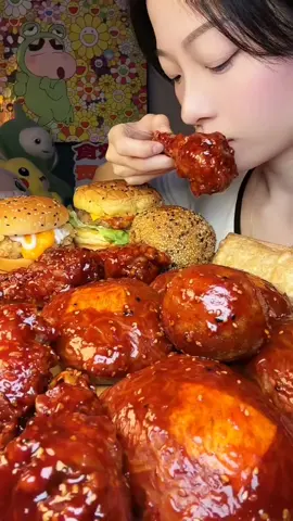 Fried chicken and burgers with a jinbing wrap of turkey noodles, the perfect combo. #foodiedaily#litleredbookbestsellingfood#hamburger #friedchicken#asmrmukbang