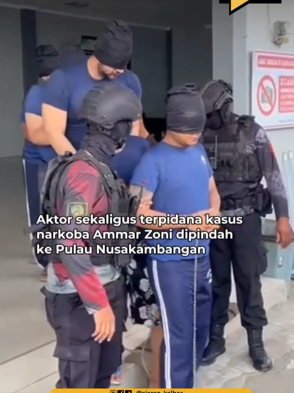 AMMAR ZONI Dipindahkan ke Lapas Nusakambangan😬😱 Mantan artis sekaligus narapidana kasus narkoba, Ammar Zoni, kini resmi dipindahkan ke Lapas Nusakambangan, Cilacap, Jawa Tengah. Sebelumnya, Ammar ditahan di Lapas Cipinang, Jakarta.  Namun, bukannya berubah dan kapok, Amar Zoni malah kedapatan mengedarkan Narkoboy jenis sabu dan Tembakau Sintetis (Sinte), dari balik jeruji besi Lapas Cipinang. Saat ini Amar Zoni dan lima rekannya dipindahkan ke Nusakambangan. Pemindahan ini disebut sebagai bagian dari penyesuaian pola pembinaan di lingkungan pemasyarakatan. #AmmarZoni #Nusakambangan #LapasCipinang #KasusNarkoba #siarankalbar 