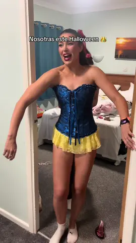 Yo y mi amiga probándonos nuestro disfraz con corset  #halloweencostume #princesasdisney #disfraz #princesas #halloween 