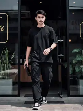 cara edit gemini ai dengan gaya berjalan keluar dari sebuah cafe  1. ketik gemini ai  2. lalu klik (+) pojok kiri bawah Edit 3. salin prompt nya  prompt : Buatkan potret Seorang pemuda bergaya dengan fitur wajah dan gaya rambut yang sama seperti foto terlampir berjalan keluar dari pintu masuk kafe trend. Ia mengenakan kaos hitam longgar dengan logo kecil di dada, celana kargo hitam longgar, sepatu kets hitam putih dan jam tangan hitam di pergelangan tangan kirinya dan memegang botol air berwarna gelap. latar belakang adalah pintu kaca dengan tanda dan tanaman dalam ruangan di atasnya, memberikan getaran jalanan yang trendi dan kasual. potret seluruh tubuh yang realistis, pencahayaan alami, gaya pakaian jalanan muda #CapCut #fyp #trend #geminiai #fotopage 