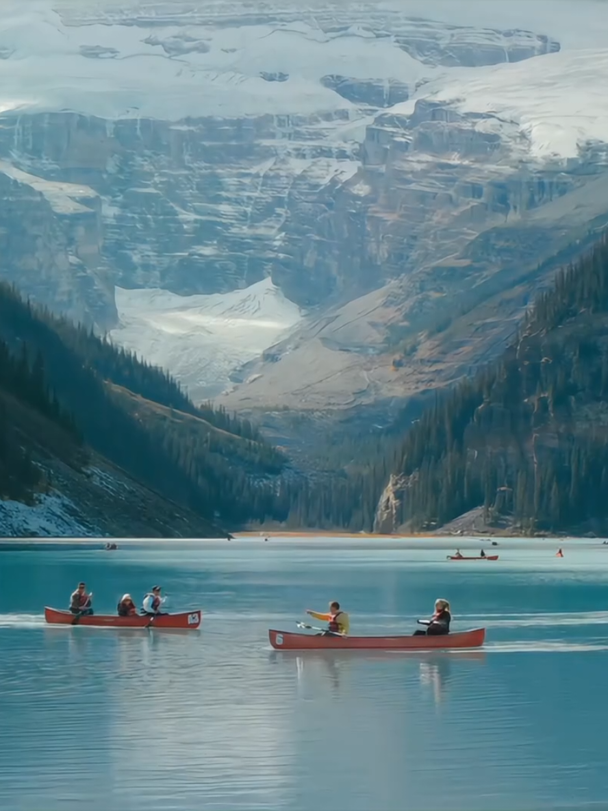 Hồ Louise, một hồ nước màu ngọc lục bảo thay đổi màu sắc mỗi khi ánh sáng mặt trời chiếu vào..🛶✨️ 📍Lake Louise in Banff, Alberta, Canada #lakelouise #canada #trending #viral #fyp 