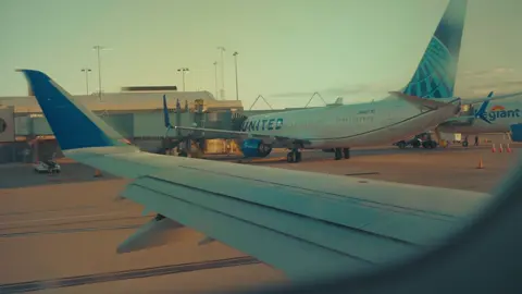 🌅🛫 . #airports #flights #cinematic #sunrise 