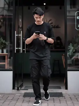 cara edit gemini ai dengan gaya berjalan keluar dari sebuah cafe  1. ketik gemini ai  2. lalu klik (+) pojok kiri bawah Edit 3. salin prompt nya  prompt : Buatkan potret Seorang pemuda bergaya dengan fitur wajah dan gaya rambut yang sama seperti foto terlampir berjalan keluar dari pintu masuk kafe trend. Ia mengenakan kaos hitam longgar dengan logo kecil di dada, celana kargo hitam longgar, sepatu kets hitam putih dan jam tangan hitam di pergelangan tangan kirinya dan memegang botol air berwarna gelap. latar belakang adalah pintu kaca dengan tanda dan tanaman dalam ruangan di atasnya, memberikan getaran jalanan yang trendi dan kasual. potret seluruh tubuh yang realistis, pencahayaan alami, gaya pakaian jalanan muda #CapCut #fyp #trend #geminiai #fotopage 