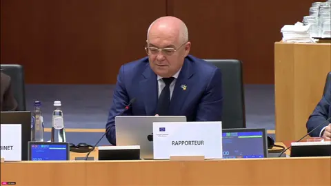 Bruxelles: Mai mulți bani europeni pentru educație, locuri de muncă, pregătire profesională, calificare și recalificare profesională Viitorul Europei se construiește prin oameni bine pregătiți, nu prin salarii mici. Trebuie să regândim modul în care învățăm, muncim și ne formăm de-a lungul vieții. „O societate care nu își educă toți cetățenii își pregătește propria divizare”, spunea Jacques Delors, o realitate pe care o vedem tot mai clar astăzi. De aceea, investițiile în educație și formare continuă înseamnă investiții în pace, democrație și în sufletul Europei. Inteligența artificială nu este o amenințare, ci o provocare de a ne reinventa. Scopul nu trebuie să fie de a face mașinile mai umane, ci oamenii mai capabili, capabili să învețe, să se adapteze și să rămână acasă, în regiunile lor, cu locuri de muncă de calitate.  Europa are nevoie de o adevărată „Union of Skills”- Uniune a Competențelor, în care perfecționarea și recalificarea devin noua monedă a pieței muncii și garanția dreptului de a rămâne și de a prospera acasă. Am transmis acest mesaj în intervenția mea de la Bruxelles, in calitate de raportor pentru „Uniunea Competențelor” în cadrul Comitetului European al Regiunilor.