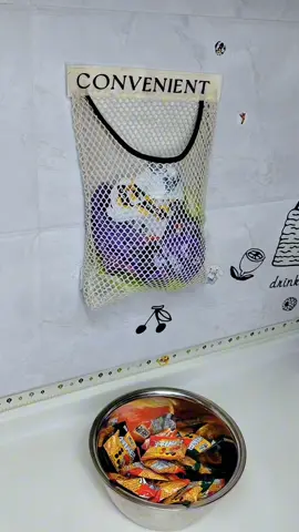 If you have a kitchen at home, you must prepare this garbage bag! The plastic bags you use up can be stuffed into the storage net bag, so you don't have to look for bags everywhere in the future. It is installed without punching holes and does not take up space when hung on the wall. #kitchen#storage#garbagebag