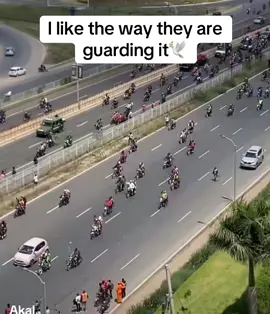 I like the way they are guarding it.Allowing people to be among the motorcade 🕊RIP BABA RAILA#raila #trend #fyp 