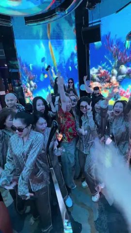 sinh nhất bà chị của tui vui hết nhấc 😝  cac cô gái của tôi: vẫn cứ là hêt nấc  #mộcbài🇰🇭🇻🇳 