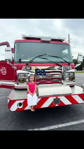 Touch the truck! @ThatbishValerie! @Alicia Rae @Destrye Jarrell 