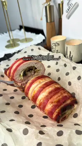 Куриные рулет в духовке! Это надо обязательно приготовить! Самое главное быстро и вкусно! Ингредиенты: - бекон 200 - куриный фарш 400 гр - зернистая горчица 3 ст.л - сыр - шампиньоны Бекон выкладываем на пергамент. Сверху выкладываем фарш и равномерно распределяем. Немного присаливаем. Фарш смазываем зернистой горчицей и сыром. Можно добавить специи. Паприка/ черный перец/ травы. Выкладываем обжаренные на сливочном масле шампиньоны. Аккуратно сворачиваем рулет как показано на видео и отправляем запекаться в духовку при 180 - 200 градусов. На 30 минут. #обед#ужин#рулетсбеконом#готовимдома#куриныйрулет