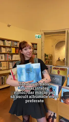 Who’s with me?✋ 👀Așteptăm să auzim care sunt și albumele voastre preferate. #vinil #carturesti 