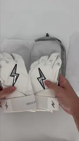 There's no better feeling than unboxing a fresh pair of Bruce Bolts batting gloves 😮‍💨🔥 #headbangersports #battinggloves #baseball #softball