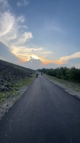 Enak juga view nya kalo sore gini🔥🔥🔥  #paranggombong #kiarabandung #purwakarta #fyp #viral 