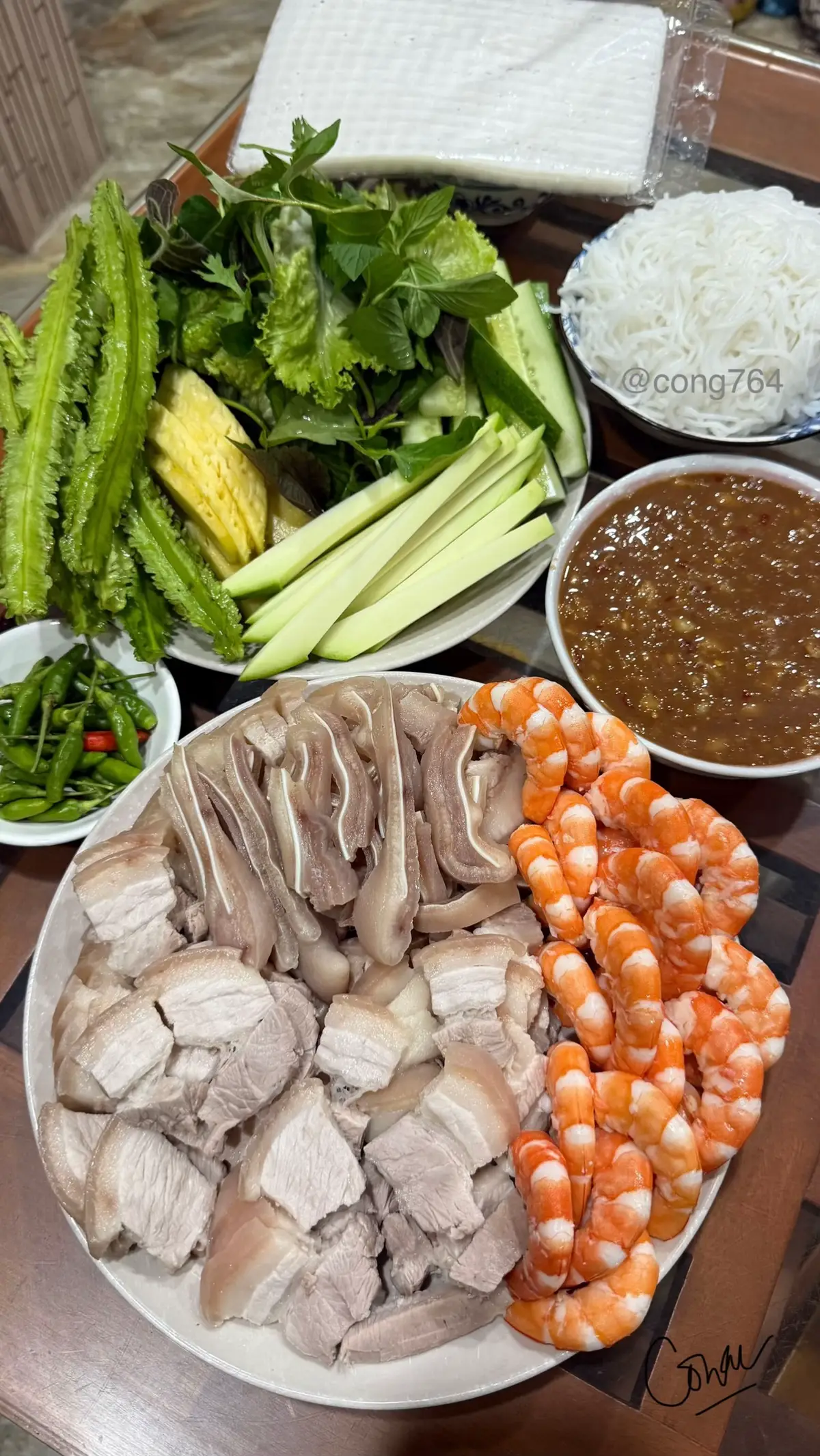 Thịt luộc cuốn bánh tráng chấm mắm nêm mời cả nhà làm miếng